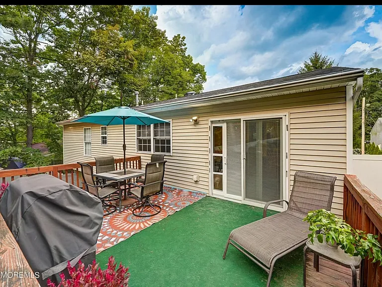 1375 Larchmont Ave — Photo 2