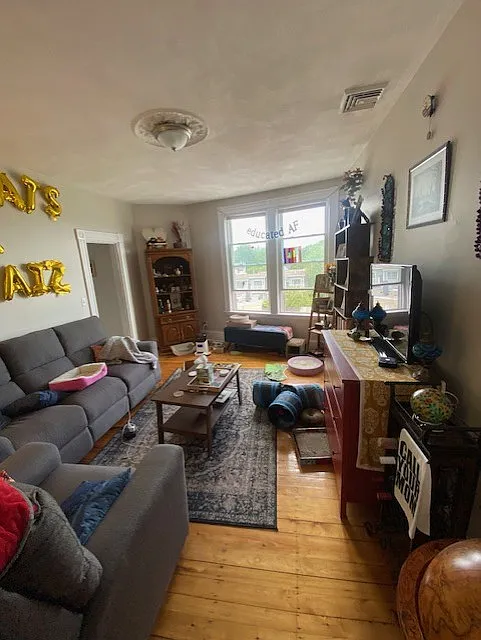 3 bed, 1200 sqft, $3,195 — Photo 3