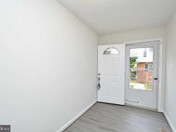 3rd image of 3419 Castle Hill Dr