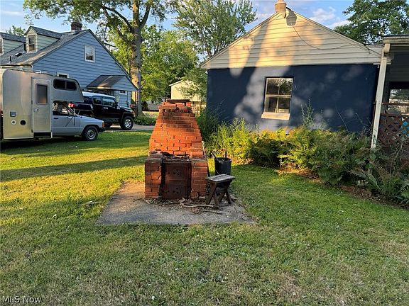 5th image of 1379 Maxwell Ave NW