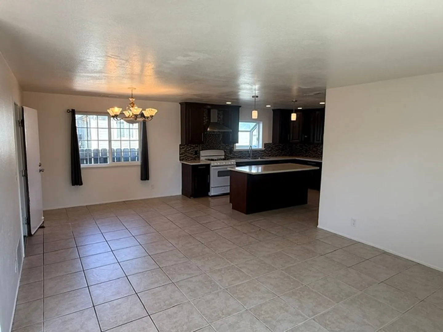 Spacious 3 Bedroom San Pablo Home Available Now!! — Photo 4