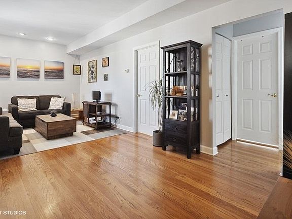 3rd image of 4847 N Wolcott Ave APT 3E