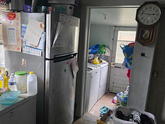 5th image of 215 D St
