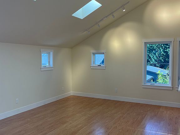 5th image of 257 Ericksen Ave NE