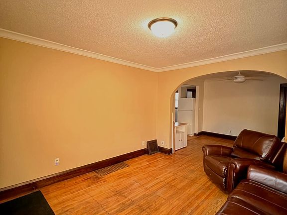 3rd image of 905 Russell St