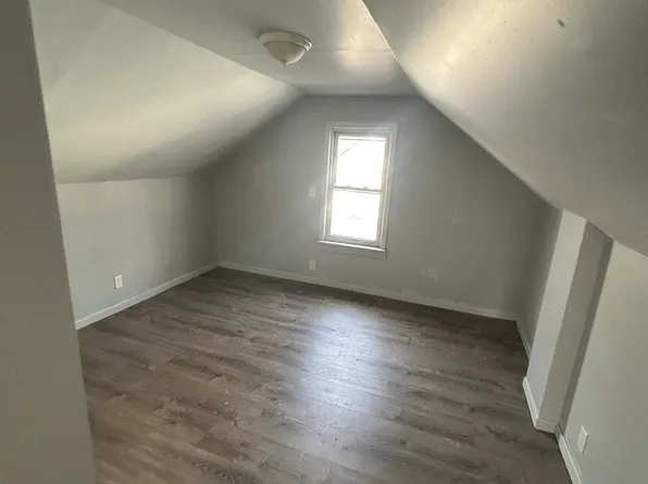 21686 Poinciana St, Southfield, MI 48033