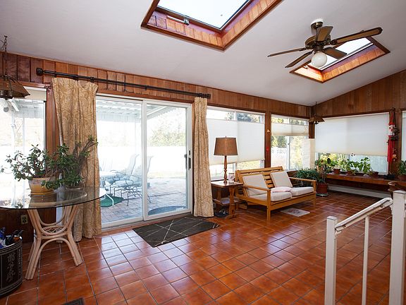 5th image of 1047 Maple Ln