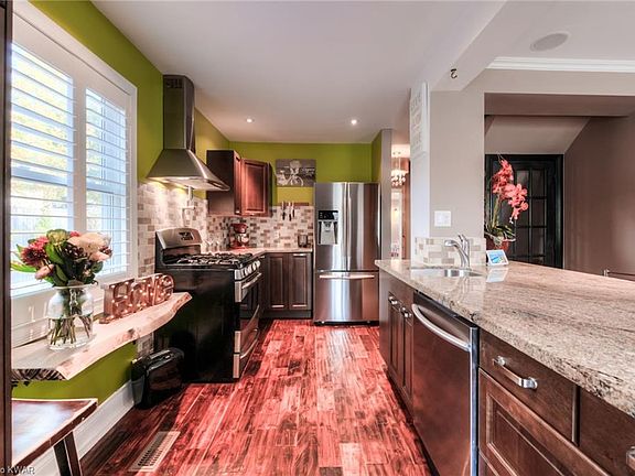 5th image of 18 Saint Clair Ave
