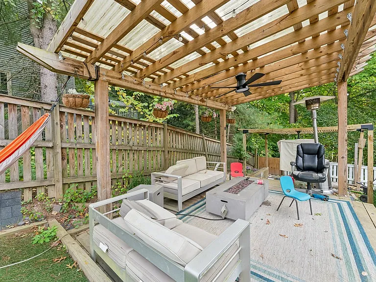 8403 Silverdale Ct — Photo 32