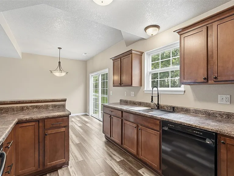 1694 Burr Dr — Photo 4