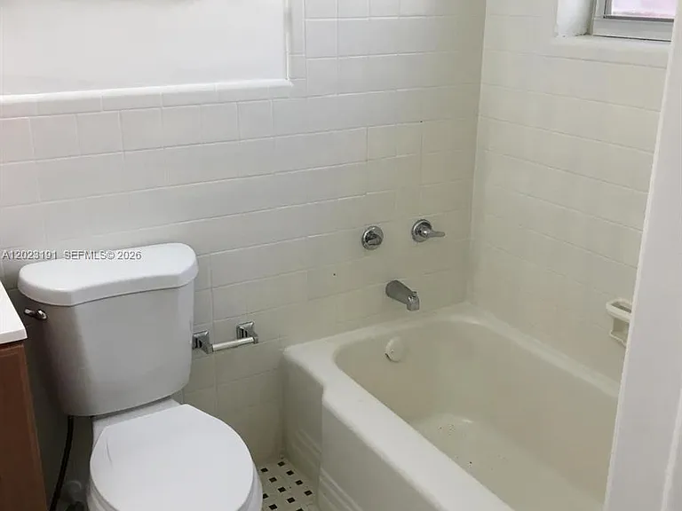 520 SW 4th St #5 — Photo 4