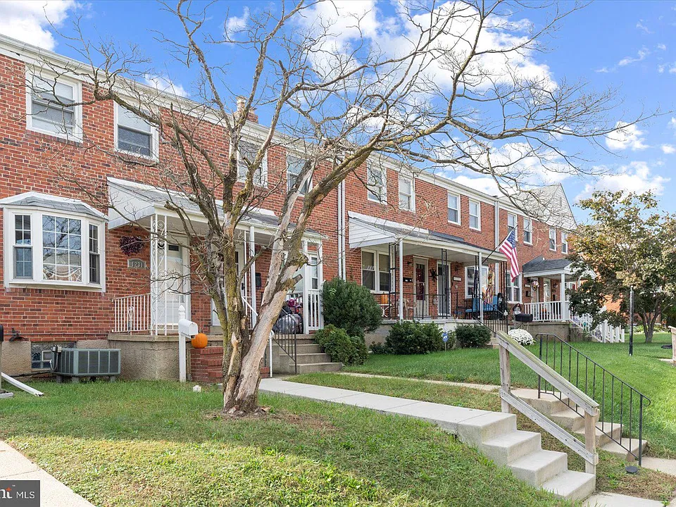 1231 Brewster St
