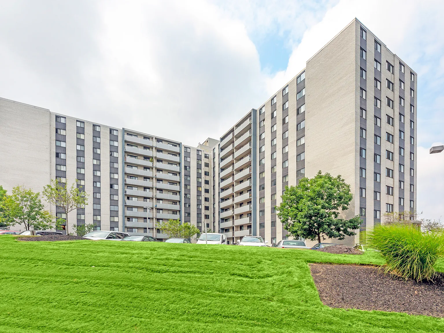 Euclid Hill Villa Apartments — Photo 1