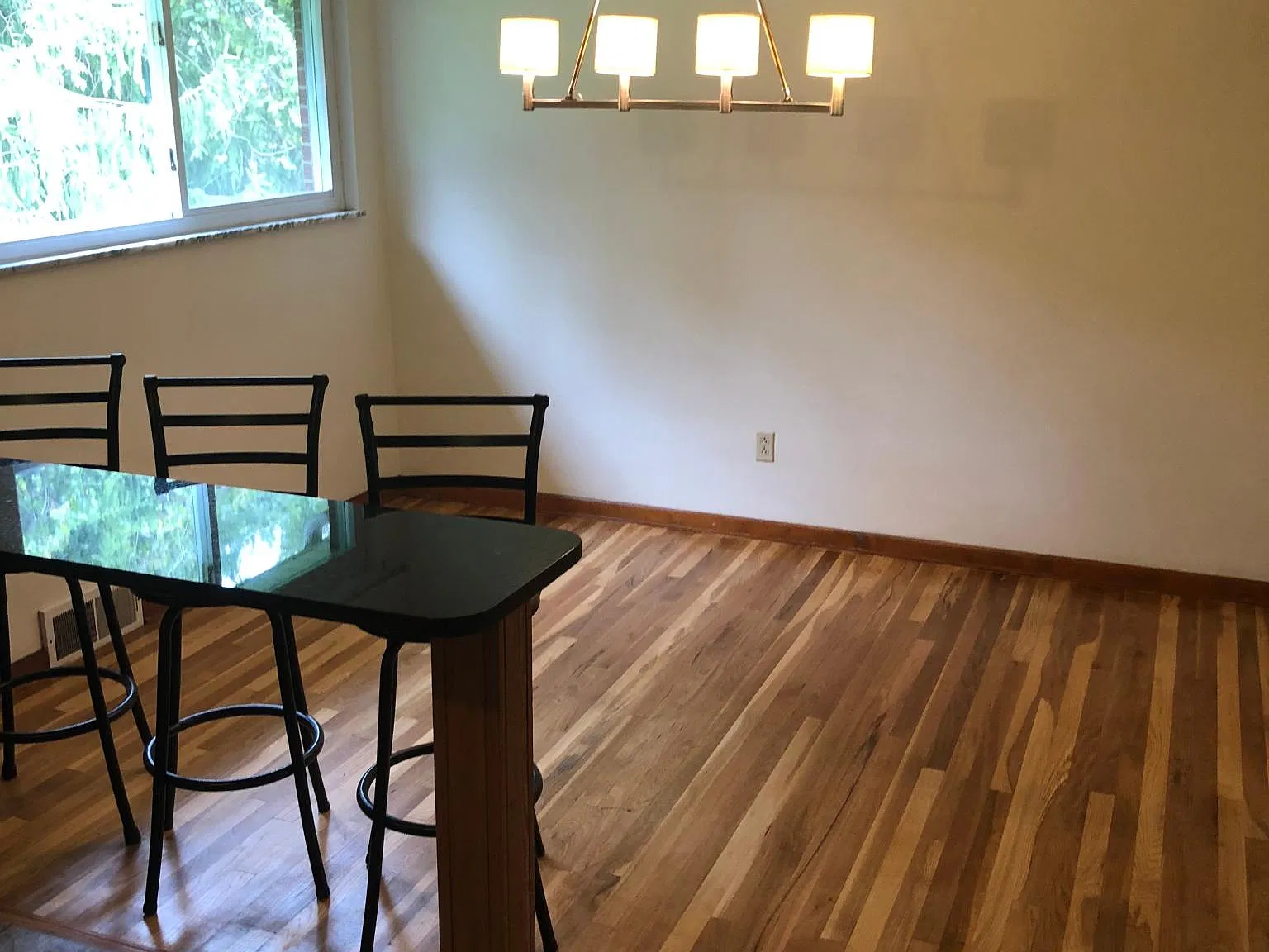 3 bed, 1.5 bath, 1421 sqft, $1,800 — Photo 4
