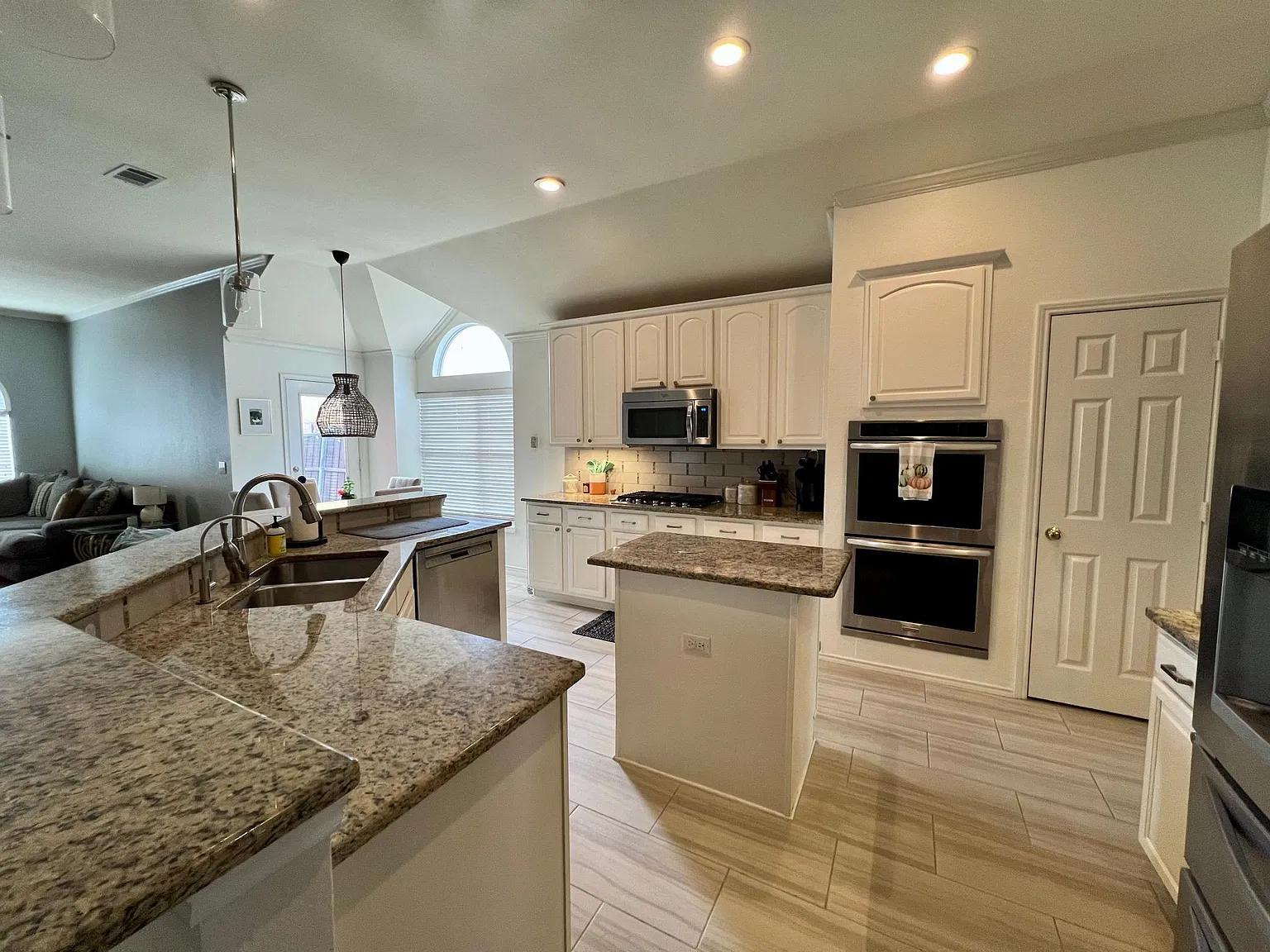 11282 Raveneaux Dr — Photo 3