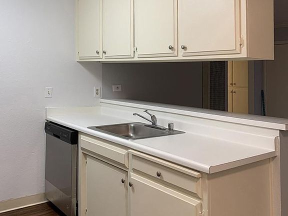 4th image of 2821 G St APT 4