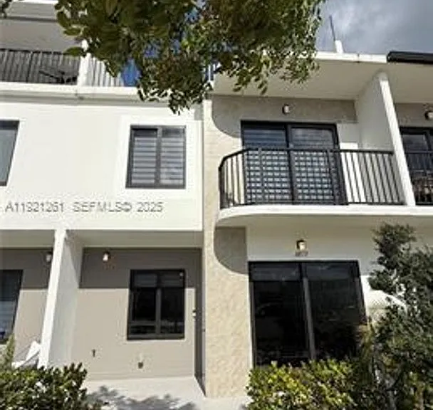 14571 SW 261st St #Townhouse 14571 — Photo 2