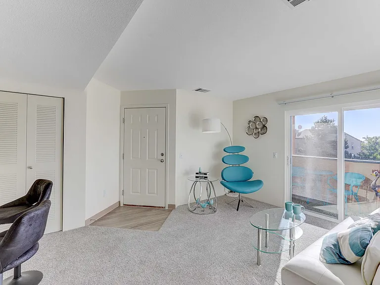 Americana Lakewood Apartments — Photo 44
