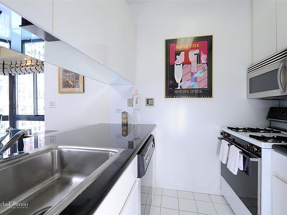 5th image of 200 E 65th St APT 18C