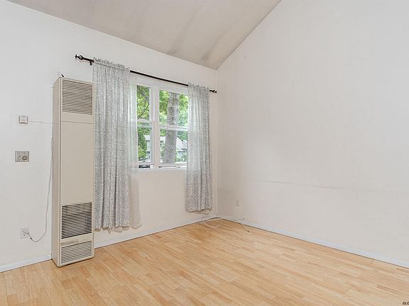 5th image of 20 Pepperbush Pl