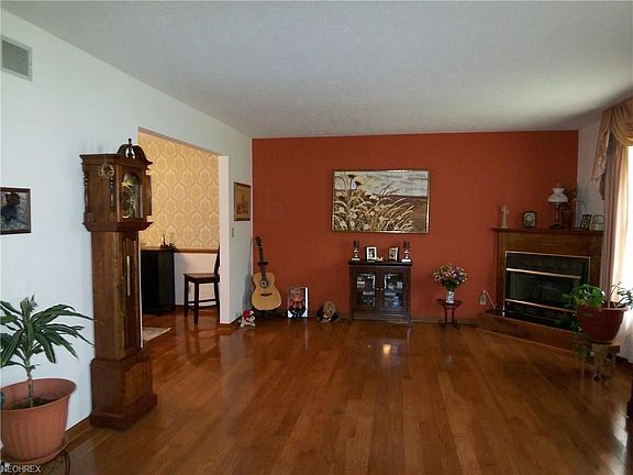 18x14 Formal Living Room with Fireplace