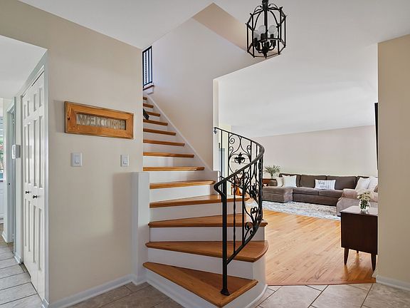3rd image of 717 Kenwood Ave