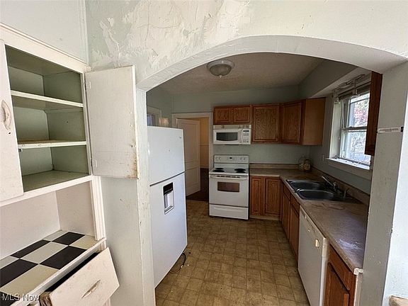 5th image of 906 Lawton St