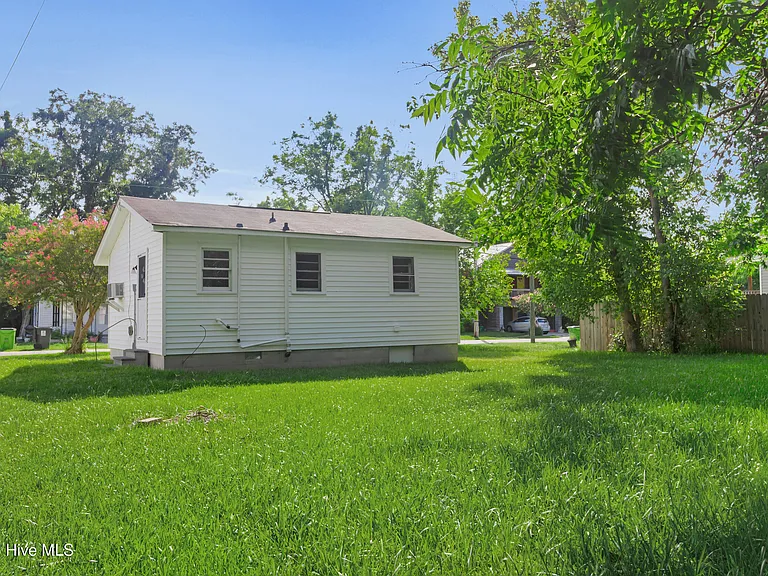 304 N B St — Photo 15