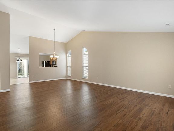 3rd image of 287 Fawn Oaks Ln