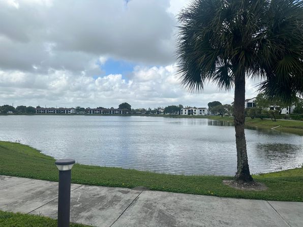 208 Lake Pointe Dr APT 108