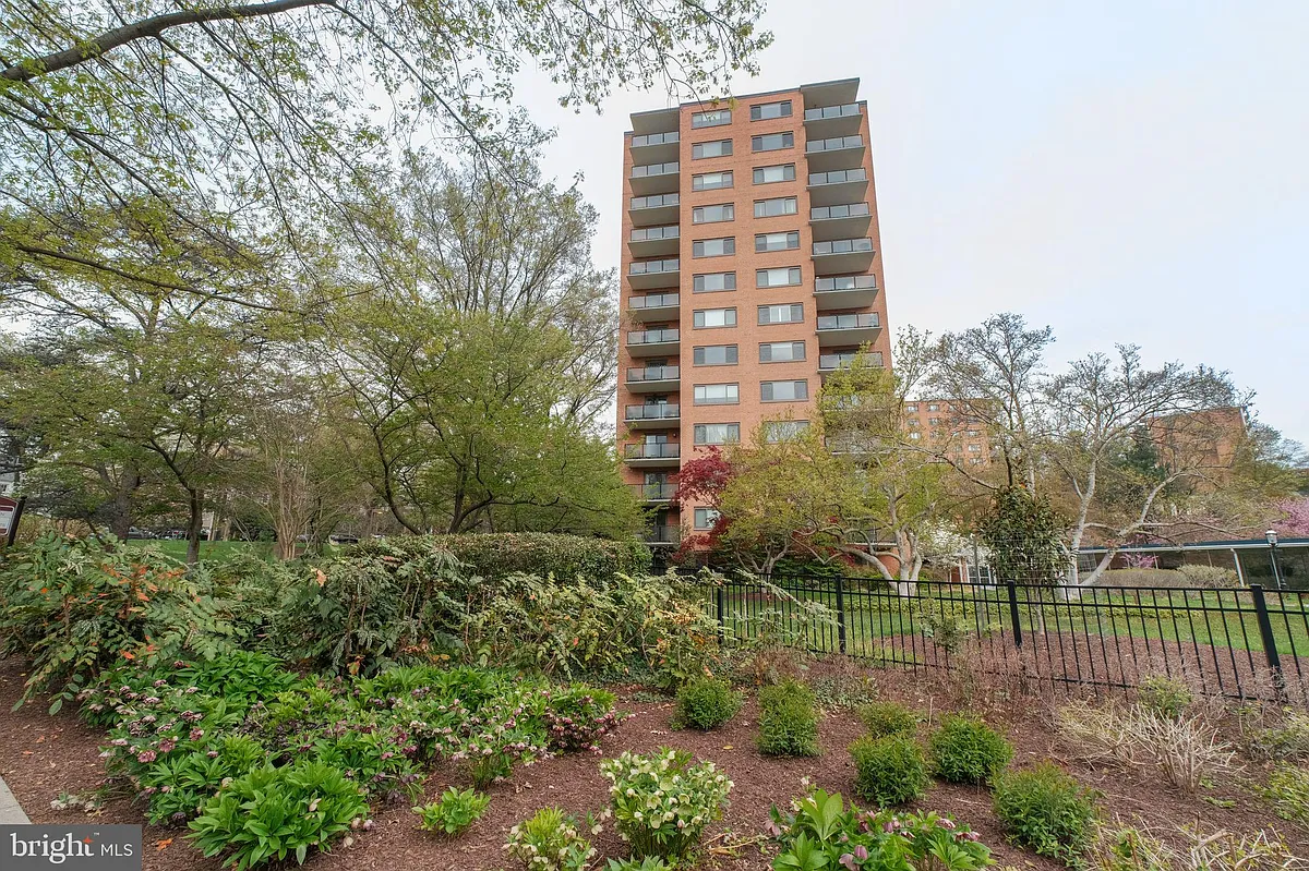Building Photo - 4201 Cathedral Ave NW #114W