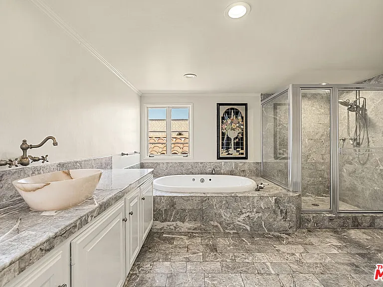 512 N Palm Dr — Photo 17