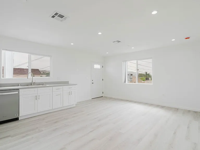 10938 1/2 Olinda St — Photo 6