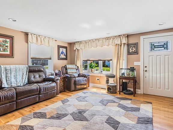 3rd image of 79 Windsor Park Dr