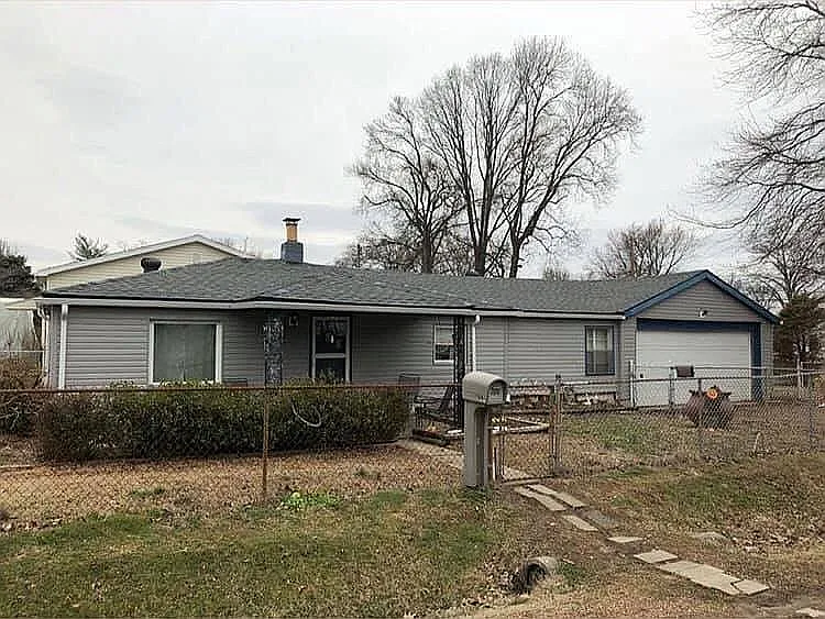 2315 Michael Ave photo 1