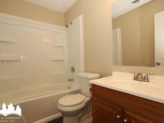3rd image of 5879 Twin Lakes Dr