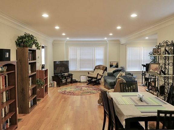 5th image of 279 Walnut St #2