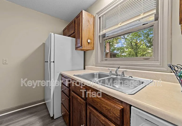 211 McIver St #A — Photo 8
