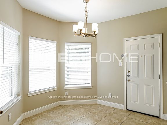 5th image of 2928 Bardwell Ave
