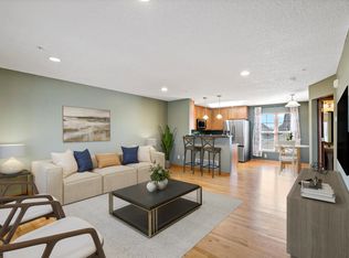 2892 Clover Ridge Dr, Chaska, MN 55318