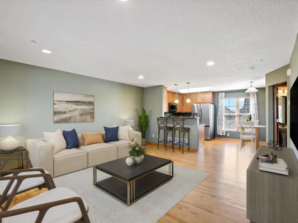 2892 Clover Ridge Dr, Chaska, MN 55318