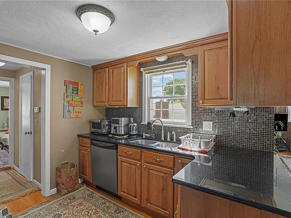 5th image of 11 Iris Dr