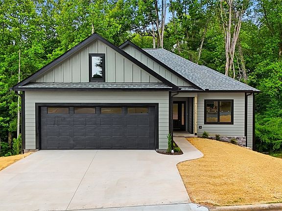 3rd image of 414 Scarlett Oak Court NE