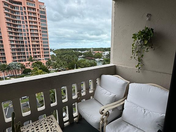 5th image of 90 Edgewater Dr APT 720