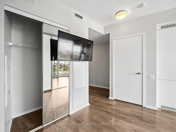 4th image of 125 Peter St #1105