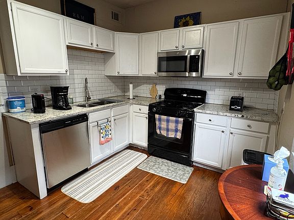 kitchen: gas stove/oven, microwave, dishwasher, other small appliances, fridge/freezer