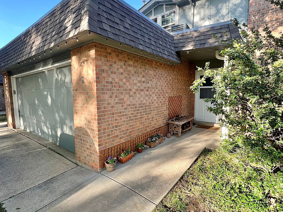 Entrance w/ attached garage unit