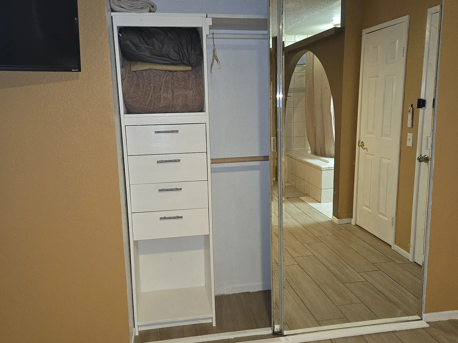 4 bed, 2.5 bath, 1714 sqft, $950 — Photo 2