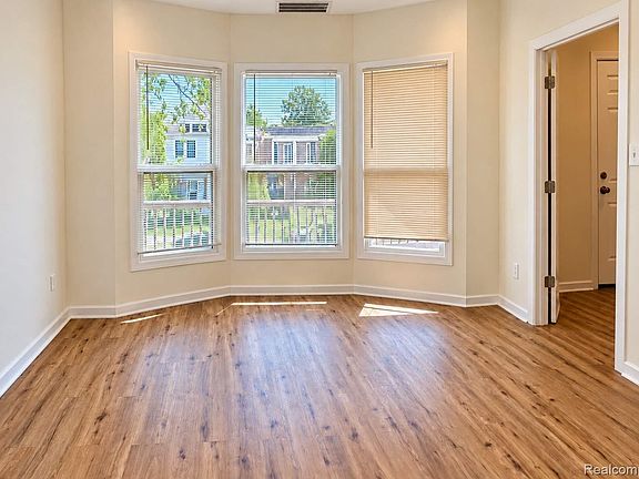 5th image of 746 Clairmount St