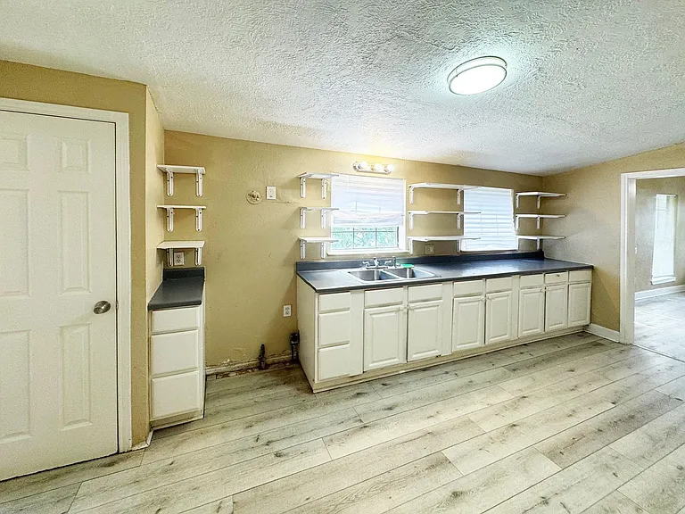 3621 Winnie St — Photo 6